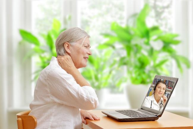 אישה מבוגרת בשיחה עם הרופאה המטפלת כי סובלת מכאבי מפרקים בשל מחלת פולימיאלגיה